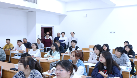 院领导巡查“新老生同时进课堂”情况