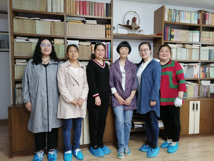 范正明老师家属向学院图书馆赠书