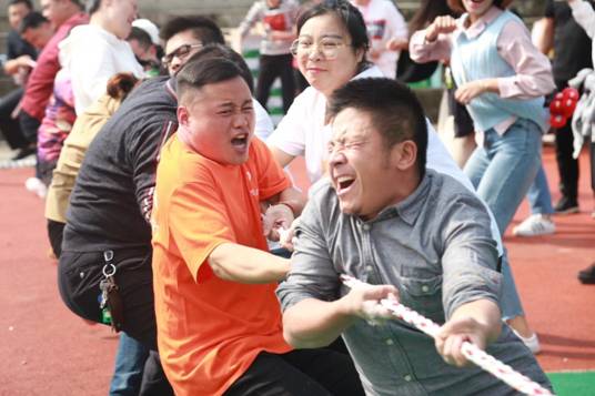 学院举办“凝心聚力·风采扬”教职工拔河比赛