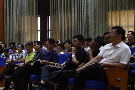 读原文学原著  细思考勤讨论 提格局开眼界