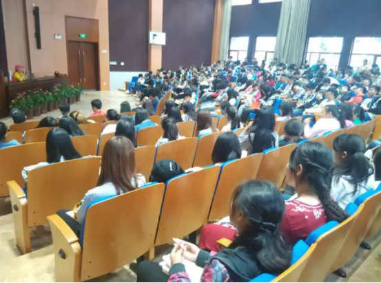 著名导演夏儒今来美术系讲学