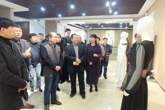 省非遗专家团参观国家艺术基金织锦展览