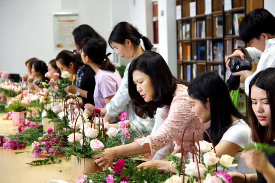 感恩母亲节，插花暖人心