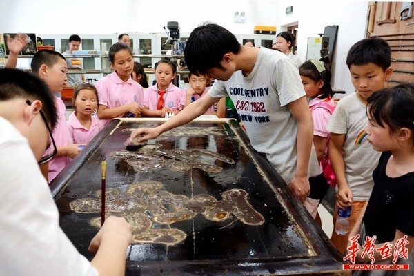 华声在线——小学生走进jinnianhui今年会 感知文物修复的神奇与“匠心”
