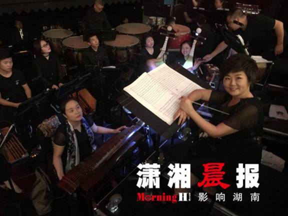 她是第一位登台国家大剧院的湖南女指挥家