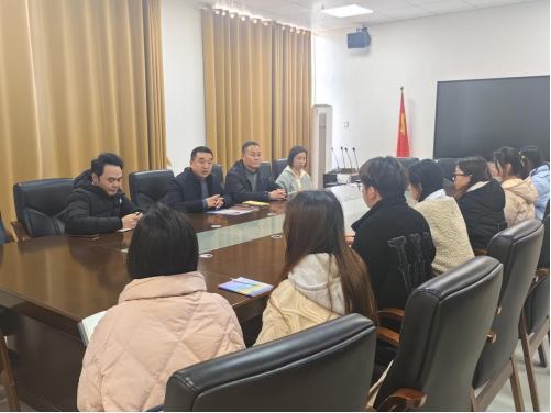 校领导慰问家庭经济困难学生