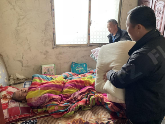 学院驻村工作队顶风冒雪为民办实事