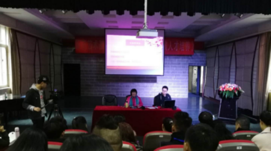 钟宜淳为“花鼓戏声腔表演人才培养”学员做讲座