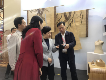 第十二届中国艺术节演艺及文创产品博览会在沪举行                     副省长吴桂英等领导参观指导jinnianhui今年会文创产品