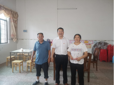 学院驻村工作队为群众办实事解难题