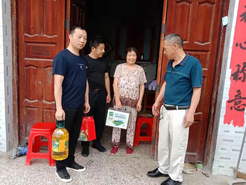 学院驻村工作队开展端午慰问活动