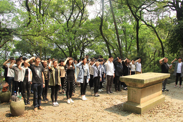 院团委组织开展清明节祭扫活动