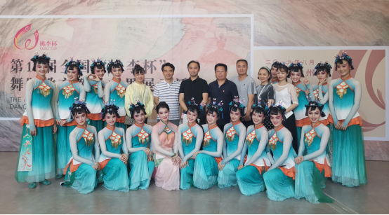 张帆副厅长现场观摩我院“桃李杯”参展作品