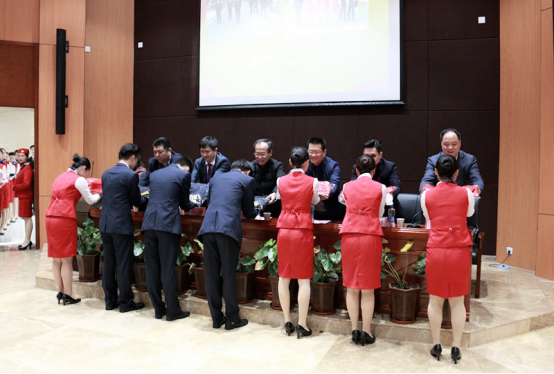 社文系举行空乘专业制服授发仪式