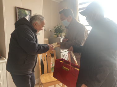 学院领导带队慰问离退休老同志