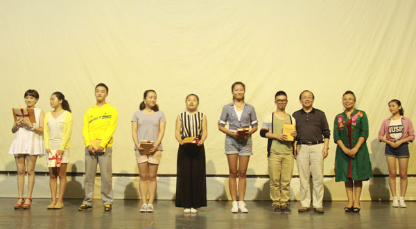 影视系13名学生获“一滴水”奖学基金