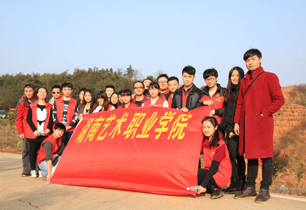 学院团委组织学生干部开展义务植树活动