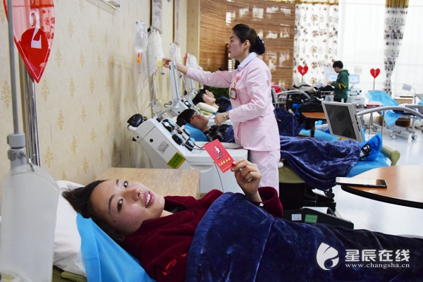 星辰在线——长沙高校学子组团捐献血小板 付一臂之力献青春力量