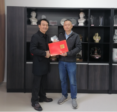 知名红色史料收藏家冯来向学校捐赠藏品