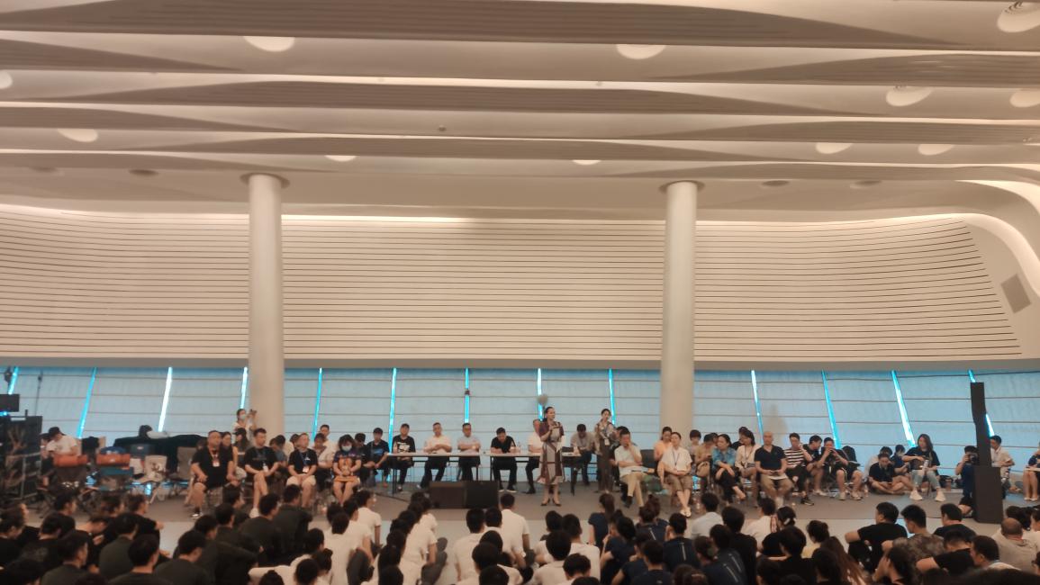 学院领导看望慰问《大地颂歌》参演学子