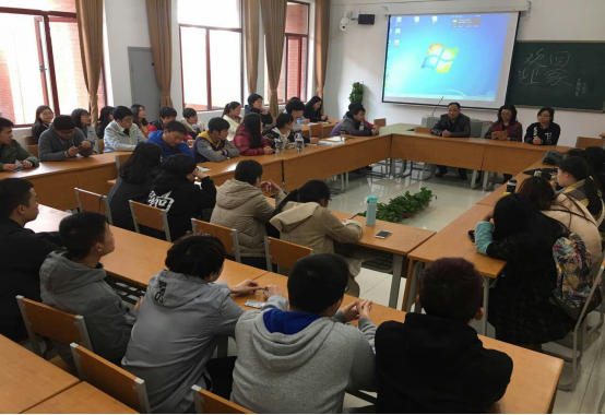 社文系开展毕业生与在校生交流活动