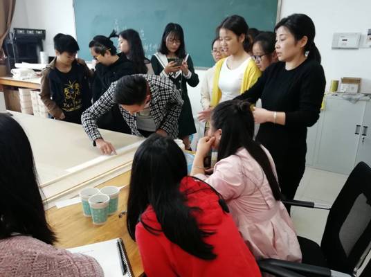 社文系举办古书画修复（染纸）实操展示