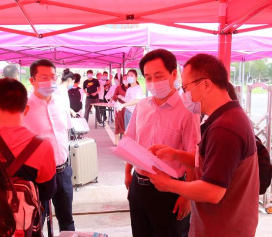 “疫”别多时重返校园 师生同心共克时艰——首批湖艺学子返校与全院师生同上春季开学第一课