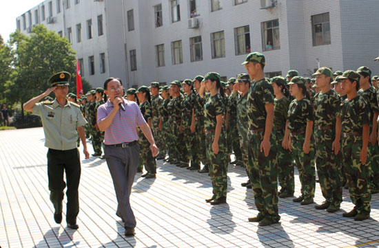 我院隆重举行2013级新生军训阅兵暨总结表彰大会