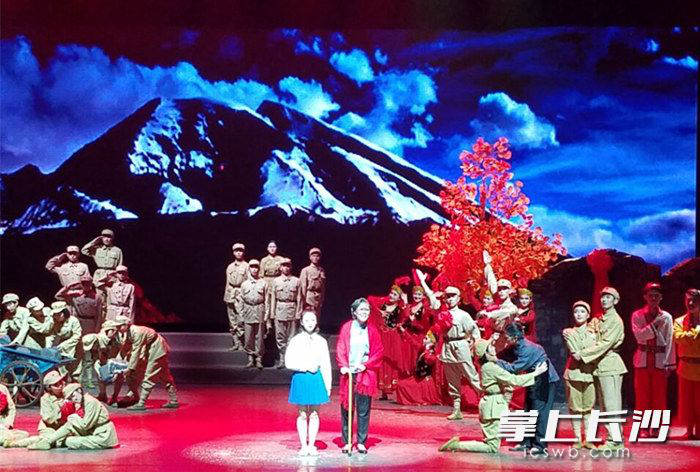 长沙晚报—八千湘女援疆搬上话剧舞台 长沙公演获赞